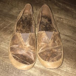 Sam and Libby brown flats